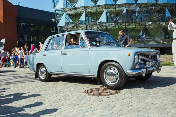 City Riga, Republica Letonă. Petrecere auto retro. Mașini vechi la t — Fotografie, imagine de stoc