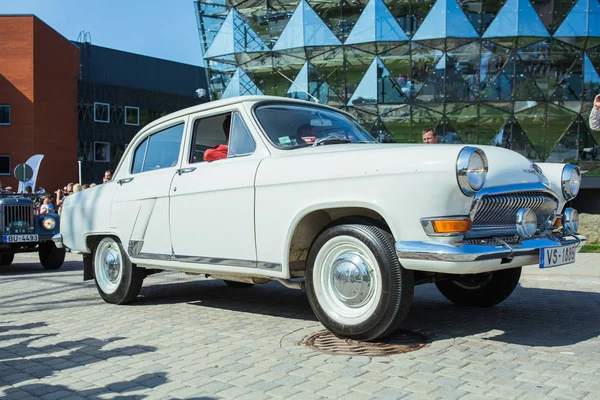 City Riga, Latvian republic. Retro car party. Oldtimer cars at t — Stock Photo, Image