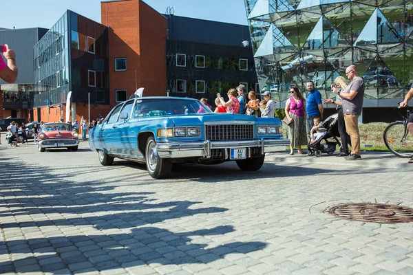 Ciudad Riga, República de Letonia. Fiesta de coches retro. Coches Oldtimer en t — Foto de Stock