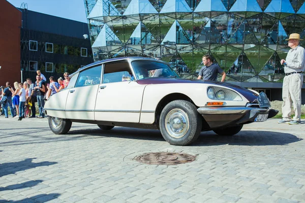 City Riga, Latvian republic. Retro car party. Oldtimer cars at t — Stock Photo, Image