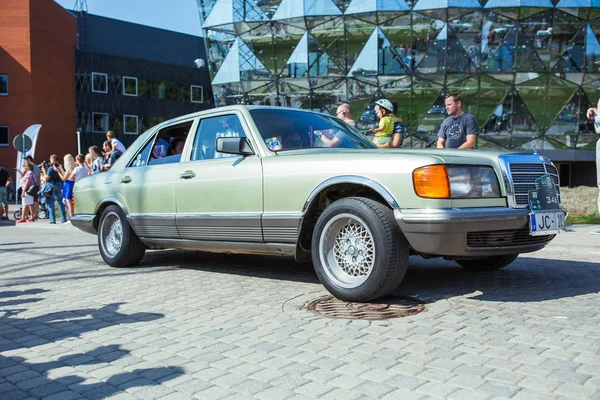 Şehir Riga, Letonya cumhuriyeti. Retro araba partisi. T oldtimer araba