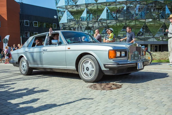 Город Рига, Латвийская Республика. Вечеринка ретро машин. Старые автомобили в разгаре — стоковое фото