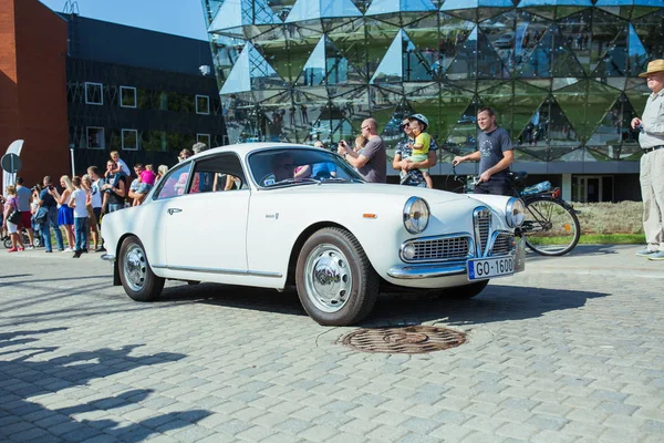 Miasto Ryga, Republika Łotewska. Retro samochód party. Oldtimer samochody w t — Zdjęcie stockowe