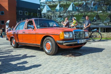 Şehir Riga, Letonya cumhuriyeti. Retro araba partisi. T oldtimer araba