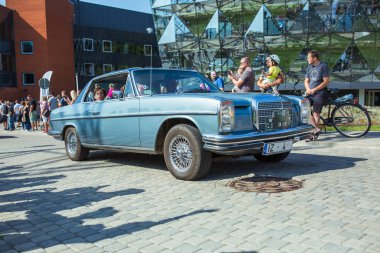 Şehir Riga, Letonya cumhuriyeti. Retro araba partisi. T oldtimer araba