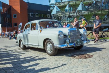 Şehir Riga, Letonya cumhuriyeti. Retro araba partisi. T oldtimer araba
