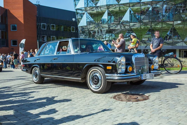Şehir Riga, Letonya cumhuriyeti. Retro araba partisi. T oldtimer araba