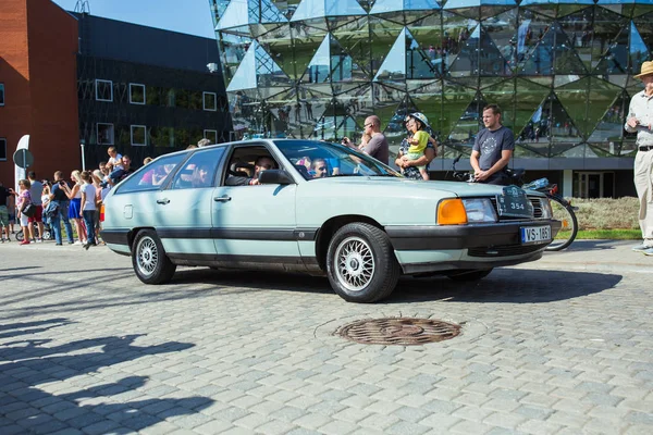 Şehir Riga, Letonya cumhuriyeti. Retro araba partisi. T oldtimer araba