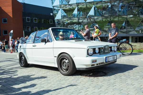 City Riga, Latvian republic. Retro car party. Oldtimer cars at t — Stock Photo, Image