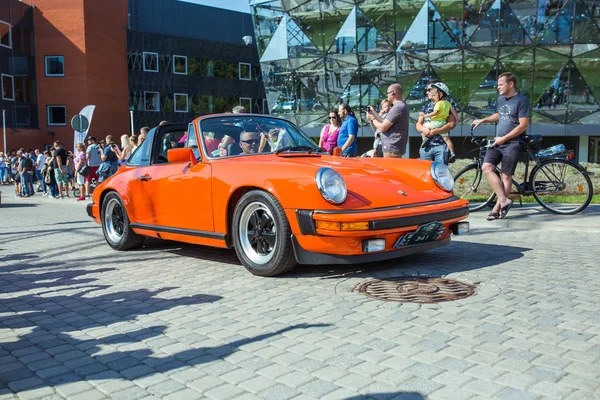 City Riga, Latvian republic. Retro car party. Oldtimer cars at t — Stock Photo, Image