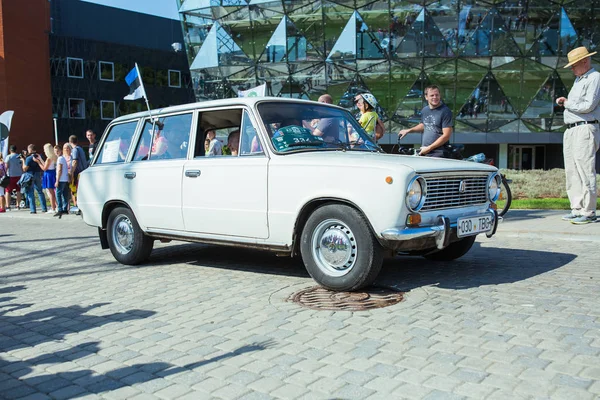 Miasto Ryga, Republika Łotewska. Retro samochód party. Oldtimer samochody w t — Zdjęcie stockowe