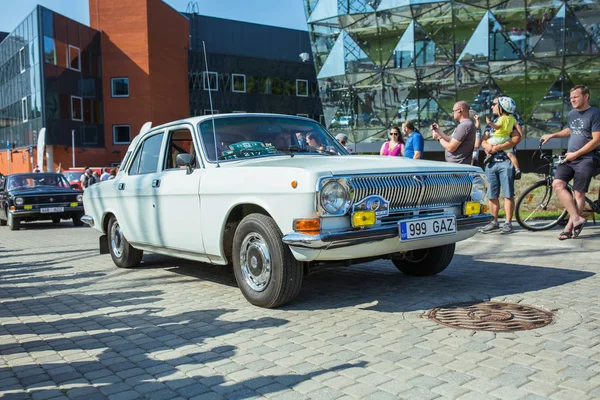 Miasto Ryga, Republika Łotewska. Retro samochód party. Oldtimer samochody w t — Zdjęcie stockowe