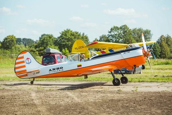 Şehir Riga, Letonya cumhuriyeti. Şehir festivali onuruna Avio gösterisi