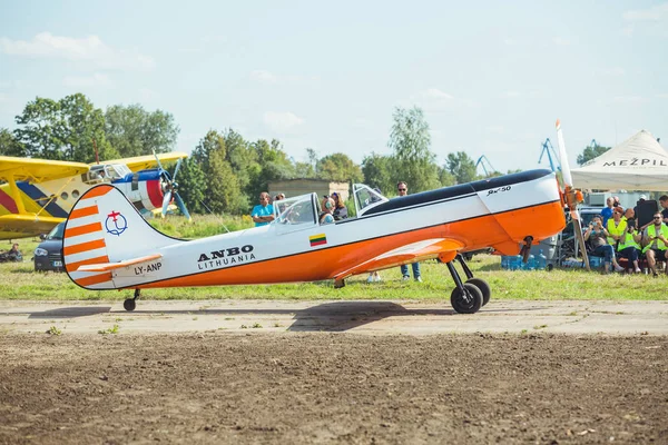 Şehir Riga, Letonya cumhuriyeti. Şehir festivali onuruna Avio gösterisi