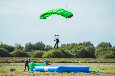 Şehir Riga, Letonya cumhuriyeti. Şehir festivali onuruna Avio gösterisi