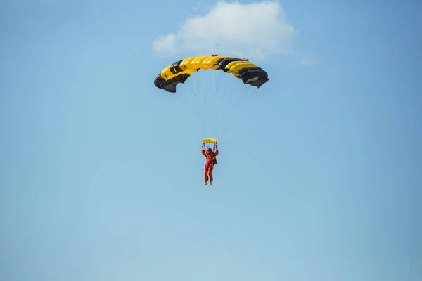 Cidade Riga, República da Letónia. Avio show em honra da festa da cidade — Fotografia de Stock