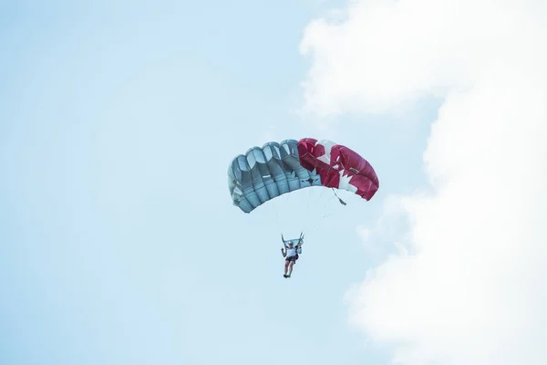 Şehir Riga, Letonya cumhuriyeti. Şehir festivali onuruna Avio gösterisi — Stok fotoğraf