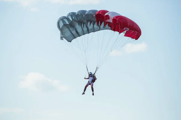 Şehir Riga, Letonya cumhuriyeti. Şehir festivali onuruna Avio gösterisi — Stok fotoğraf