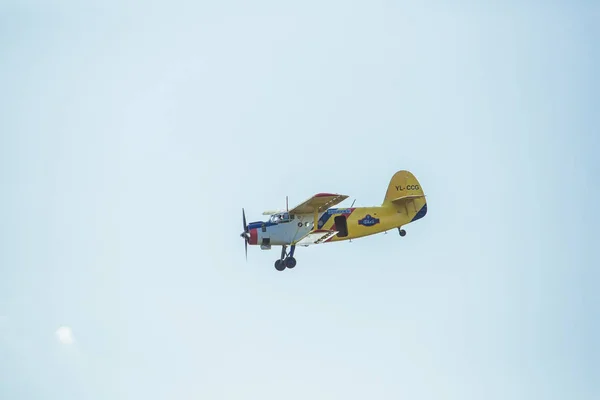 City Riga, Latvian republic. Avio show in honor of the city fest — Stock Photo, Image