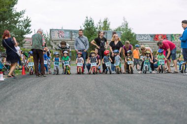 Şehir Riga, Letonya cumhuriyeti. Küçük çocuklar tren ve bisiklete binmek. Mini