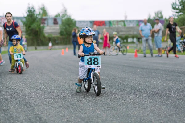 Ciudad Riga, República de Letonia. Los niños pequeños entrenan y montan en bicicleta. Mini — Foto de Stock