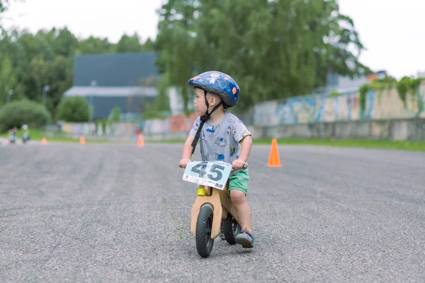 Ciudad Riga, República de Letonia. Los niños pequeños entrenan y montan en bicicleta. Mini — Foto de Stock