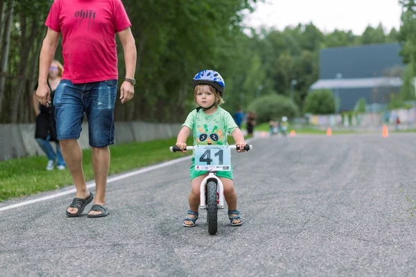 Ciudad Riga, República de Letonia. Los niños pequeños entrenan y montan en bicicleta. Mini — Foto de Stock