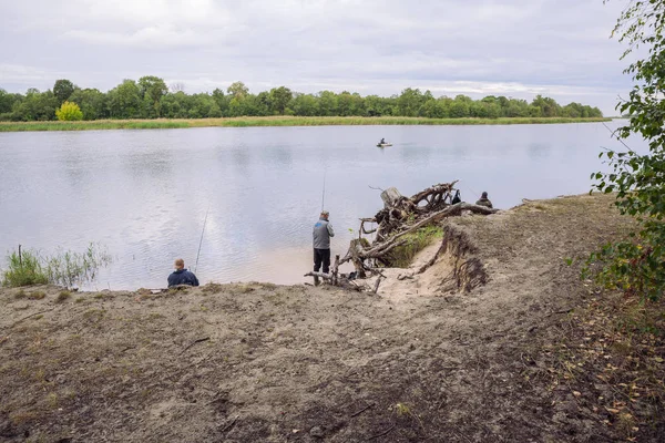 City Carnikava, Letonya Cumhuriyeti. Balıkçı balık yakalamak