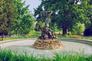 Şehir Riga, Letonya cumhuriyeti. Ulusal Opera Çeşmesi ve Çiçekler