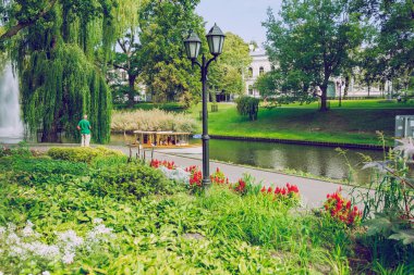 City Riga, Letonya Cumhuriyeti. Riga Central Park turistler ve 