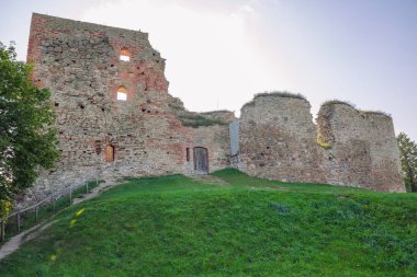 Şehir Bauska, Letonya Cumhuriyeti. Eski kale ile park edin. Ağaçlar ve gr