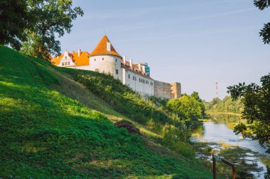 Şehir Bauska, Letonya Cumhuriyeti. Eski kale ve nehir ile park edin. Tr