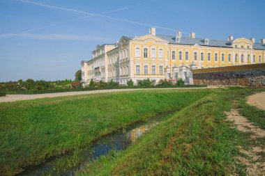 City Rundale, Letonya Cumhuriyeti. Eski kale ile park edin. Ağaçlar ve w