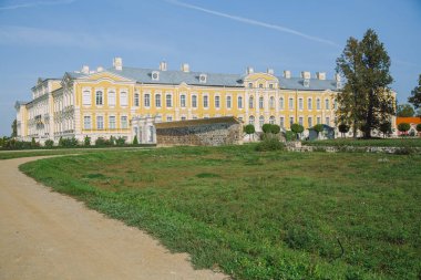 City Rundale, Letonya Cumhuriyeti. Eski kale ile park edin. Ağaçlar ve w