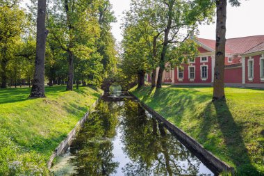 City Rundale, Letonya Cumhuriyeti. Kale kompleksi ile park edin. Ağaçlar bir