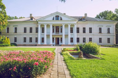 City Svitene, Letonya Cumhuriyeti. Yaşlı malikaneyle park edin. Ağaçlar ve gr