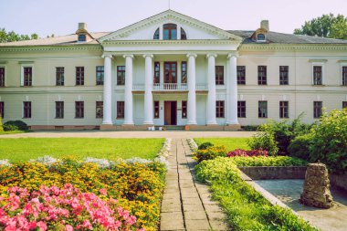 City Svitene, Letonya Cumhuriyeti. Yaşlı malikaneyle park edin. Ağaçlar ve gr