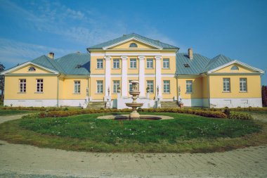 City Brukna, Letonya Cumhuriyeti. Yaşlı malikaneyle park edin. Ağaçlar ve gre