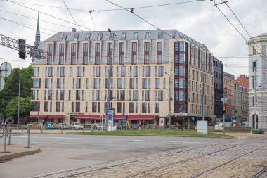 Şehir Riga, Letonya Cumhuriyeti. Binalar anstreet kentsel görünümü. Tra