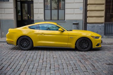Şehir Riga, Letonya Cumhuriyeti. Sokakta sarı ford Mustang. 