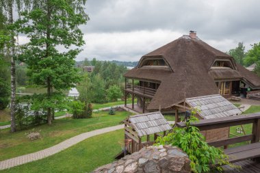 Şehir Amatciems, Letonya cumhuriyeti. Misafirhane ve yeşil courtyar