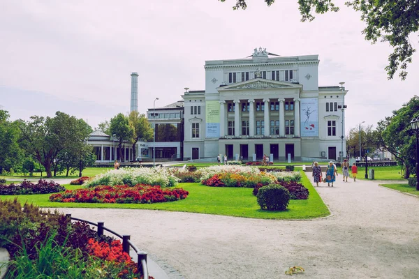 Stadt Riga, lettische Republik. Nationaloper und Blumen. 18 aug. — Stockfoto