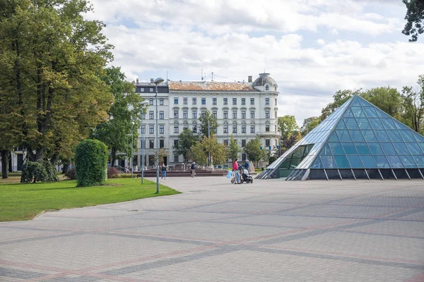 Ciudad Riga, República de Letonia. Ciudad parque con monumento. Árboles y g — Foto de Stock