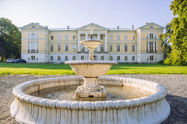 Ciudad Mezotne, Letonia. Parque con castillo viejo. Fuente una — Foto de Stock