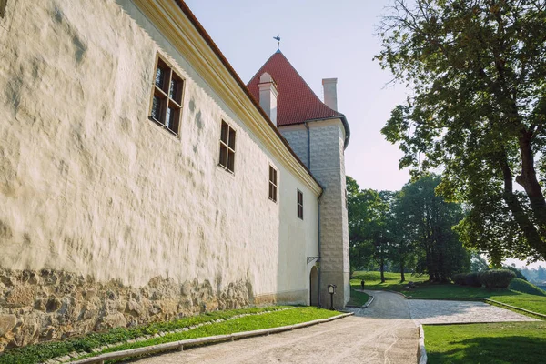 City Bauska, Letland. Park met oude kasteel. Bomen en GR — Stockfoto