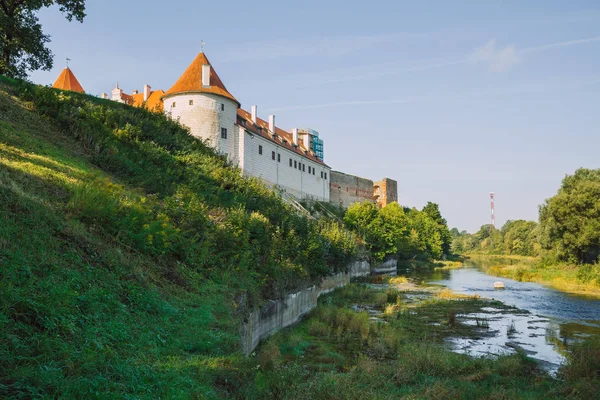 Ciudad Bauska, República de Letonia. Parque con antiguo castillo y río. Tr — Foto de Stock