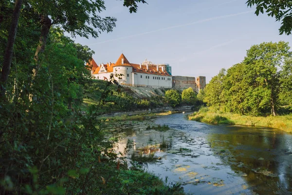 Ciudad Bauska, República de Letonia. Parque con antiguo castillo y río. Tr — Foto de Stock