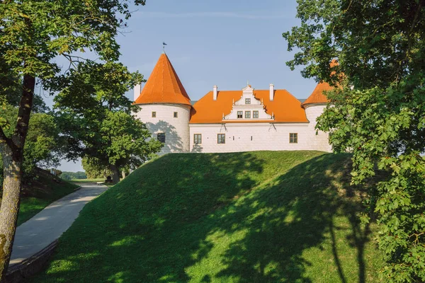 Ciudad Bauska, República de Letonia. Parque con antiguo castillo y río. Tr — Foto de Stock