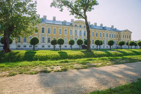 City Rundale, Letonia. Parque con castillo viejo. Árboles y w — Foto de Stock