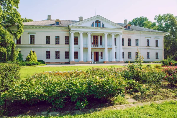 Ciudad Svitene, República de Letonia. Parque con antigua mansión. Árboles y gr — Foto de Stock